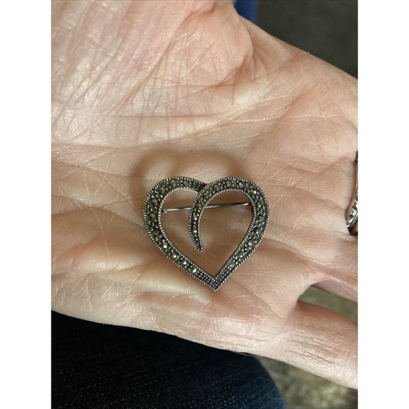 Beautiful Vintage Sterling Silver & Marcasite Heart Shaped Brooch Pin - Picture 3 of 4